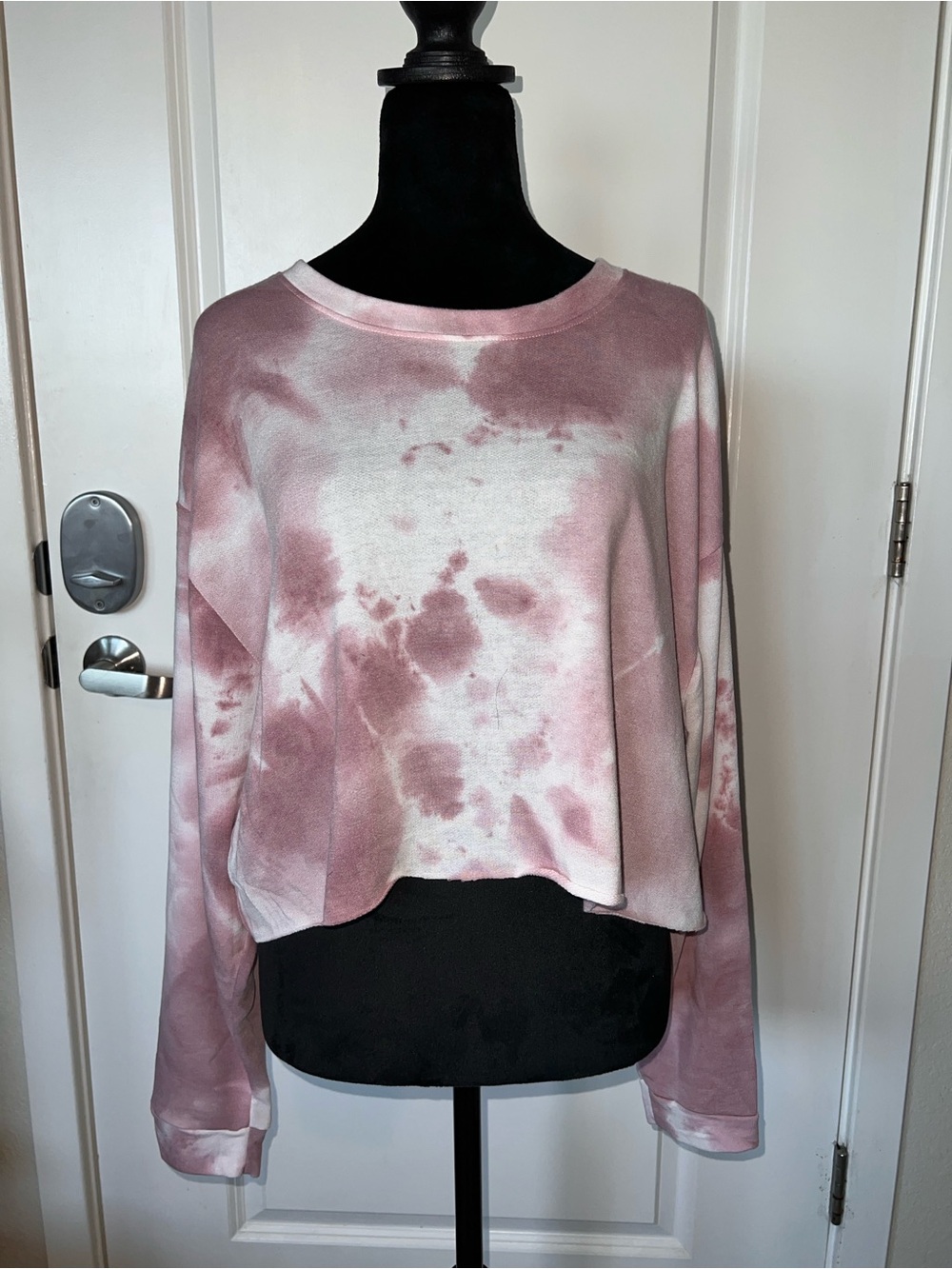 Le Lis Dusty Rose and White Tie-Dye Long Sleeve Crop Top